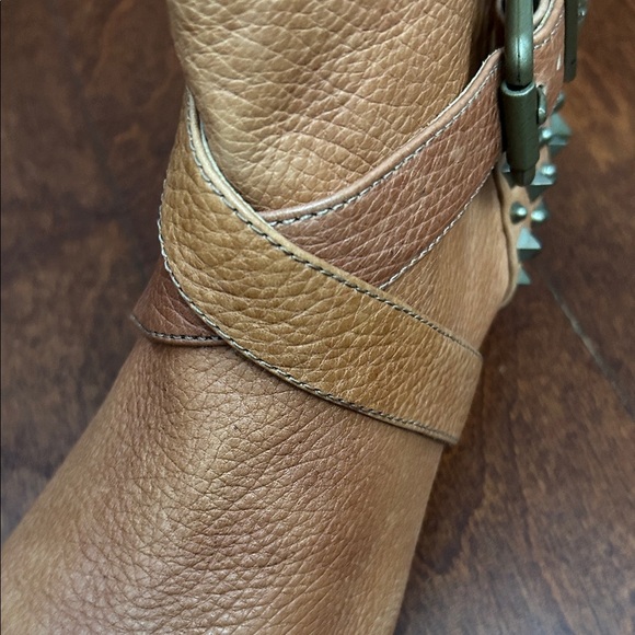 Vince Camuto Marcin Tan Pebbled Distressed Leather Studded Ankle Boots, Size 9.5 - Picture 9 of 16